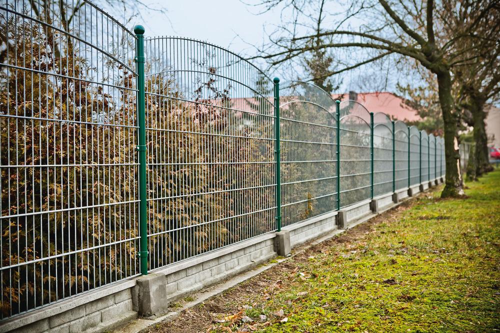 Metalowy parkan