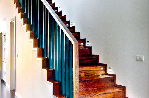 Jak kupować drewniane stopnie schodów
