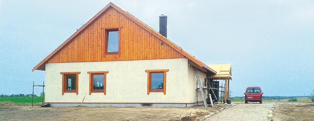 Nowoczesna budowa z drewna i ze słomy